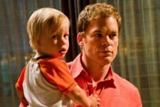 Dexter e seu filho Harrison em Dexter (Reprodução)