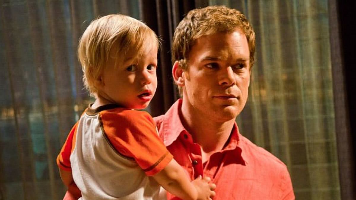 Dexter e seu filho Harrison em Dexter (Reprodução)