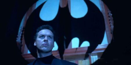 Traje de Michael Keaton como Batman é visto em painel de Batgirl Michael Keaton como Bruce Wayne (Reprodução)