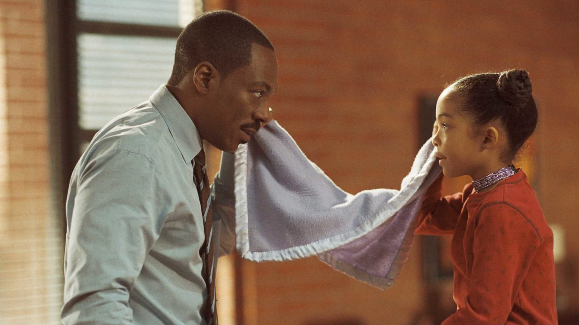 Eddie Murphy e Yara Shahidi em cena de Imagine So Reproducao