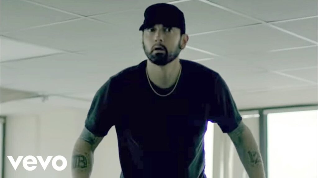 Eminem no clipe de Fall (Reprodução / YouTube)