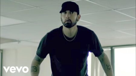 Eminem no clipe de Fall (Reprodução / YouTube)