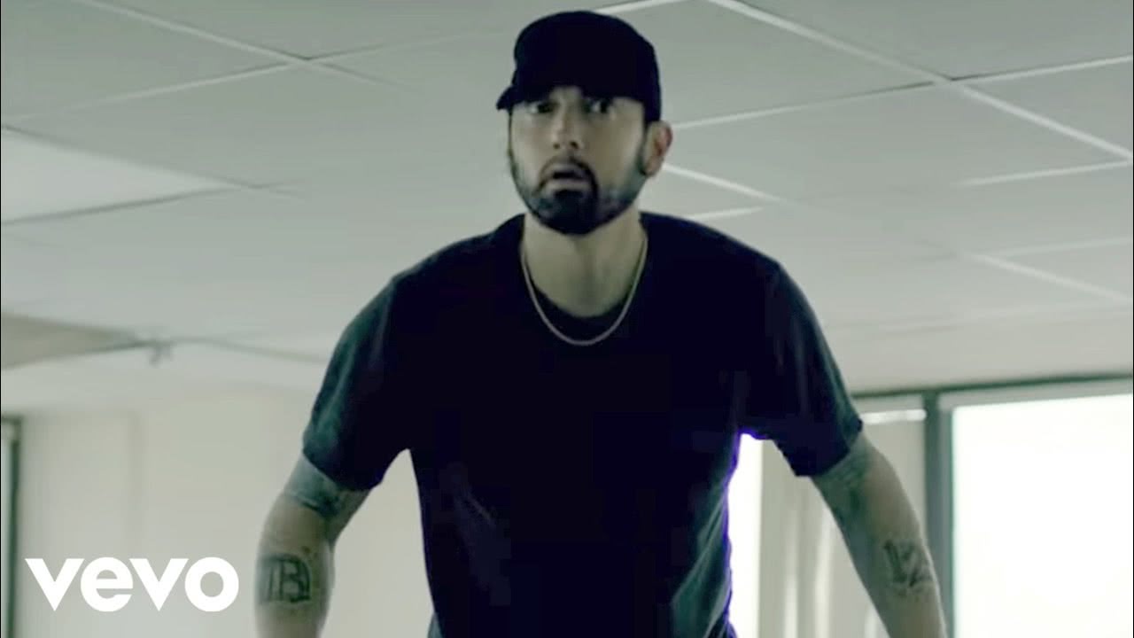 Eminem no clipe de Fall (Reprodução / YouTube)