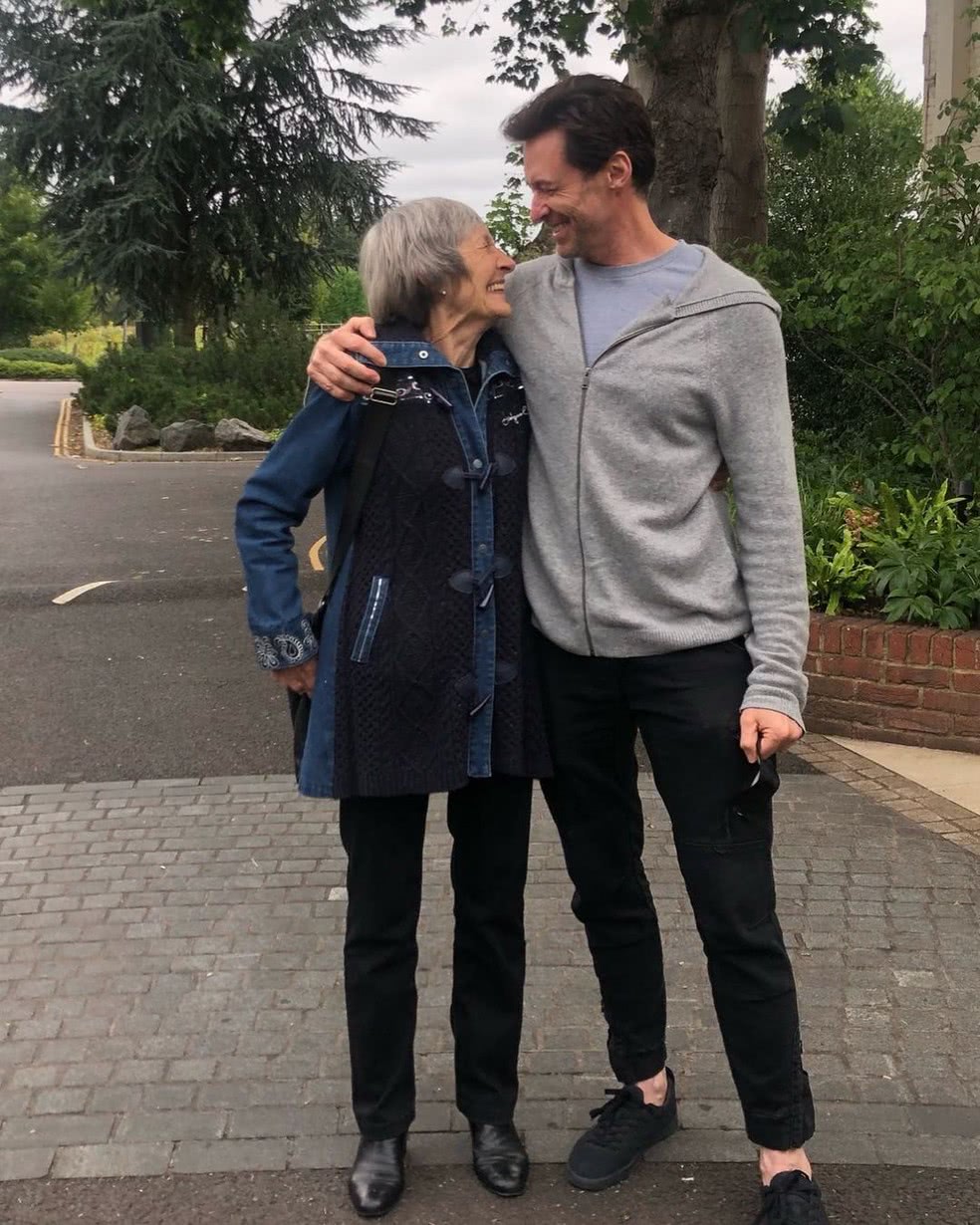 Hugh Jackman posa com mãe que o abandonou 2 Grace McNeil e Hugh Jackman