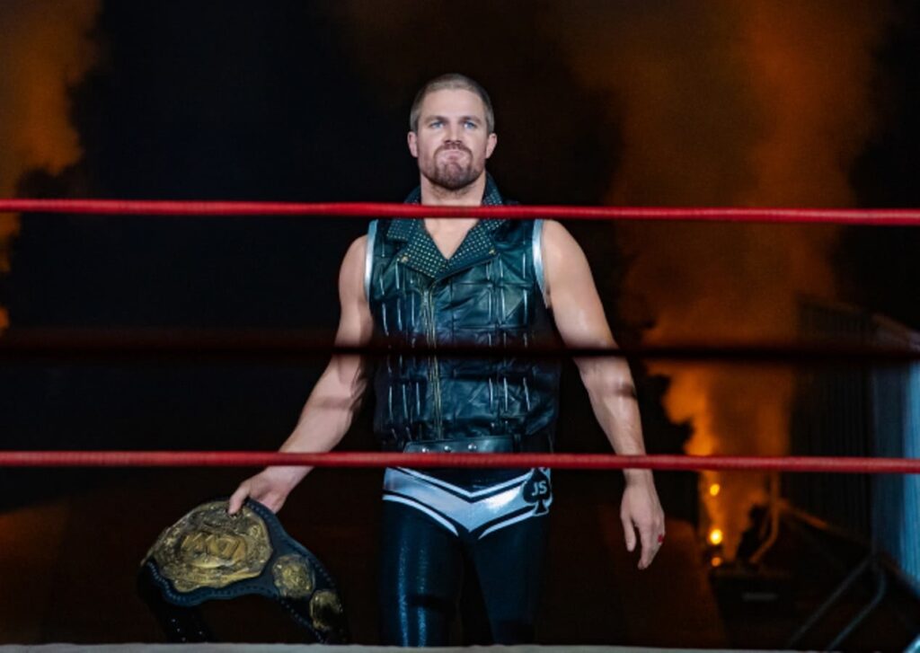 Stephen Amell compara Heels com um programa de super herói Stephen Amell em Heels (Reprodução / Starz)