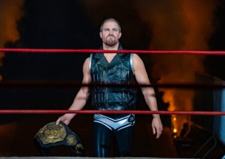 Stephen Amell compara Heels com um programa de super herói Stephen Amell em Heels (Reprodução / Starz)