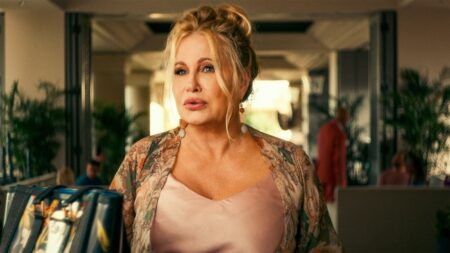 Jennifer Coolidge revela motivo inusitado pelo qual quer Legalmente Loira 3 Jennifer Coolidge em The White Lotus (Reprodução)