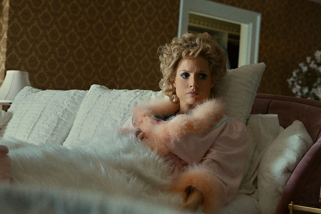 Jessica Chastain em The Eyes of Tammy Faye (Reprodução)