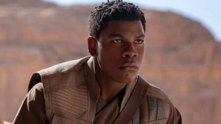 Lucasfilm oferece mais apoio a atores que sofrem ataques de fãs tóxicos John Boyega como Finn na franquia Star Wars (Reprodução / Lucasfilm)