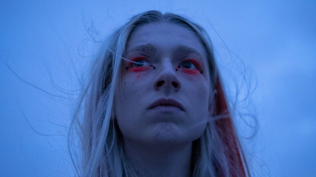 Conheça idade e status de relacionamento dos atores de Euphoria Jules (Hunter Schafer) em Euphoria (Reprodução)