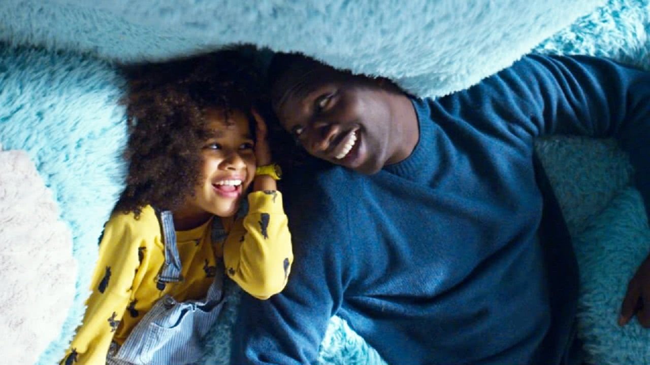 Omar Sy e Gloria Colston em cena de Uma Familia de Dois Reproducao