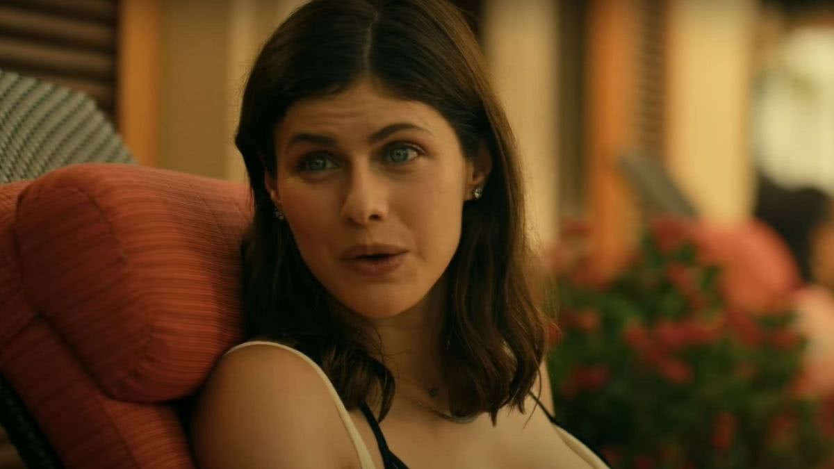 Alexandra Daddario se arrepende de papel com Dwayne Johnson 2 Rachel (Alexandra Daddario) em The White Lotus (Reprodução)