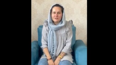 “Estão vindo nos matar”, grita diretora afegã em vídeo durante tomada pelo Talibã Sahraa Karimi (Divulgação)