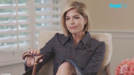 Atriz de Legalmente Loira foi perseguida por madrasta e quase foi demitida de filme Selma Blair Reproducao