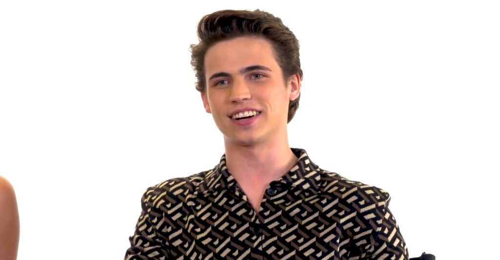 Astro de Ele é Demais revela cena mais difícil Tanner Buchanan