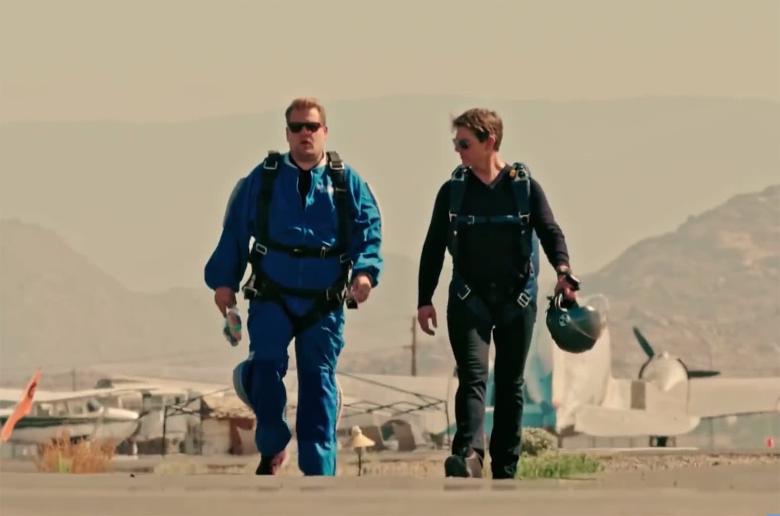 James Corden revela que Tom Cruise quis pousar helicóptero em seu quintal 1 Tom Cruise James Corden skydiving billboard 1548 compressed