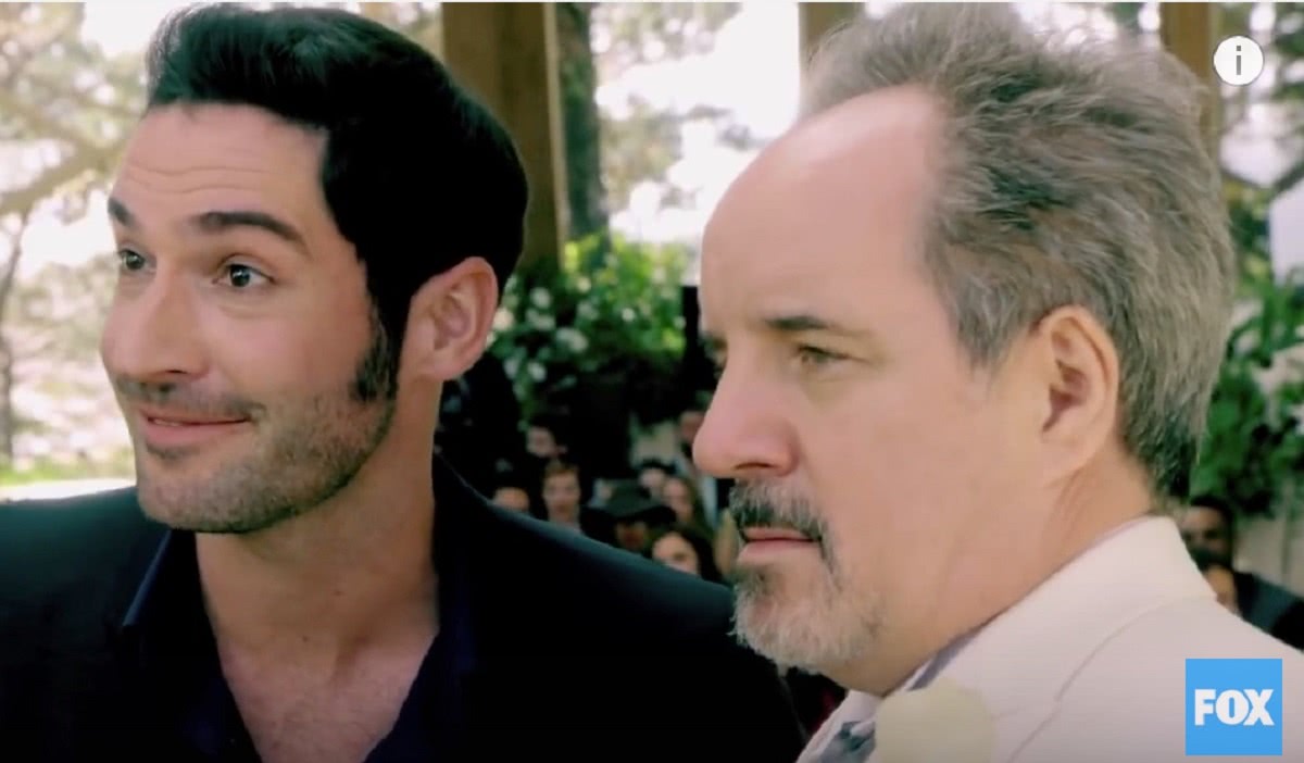 Vilão conhecido dá as caras em última temporada de Lucifer 1 Tom Ellis e John Pankow em Lucifer Reproducao