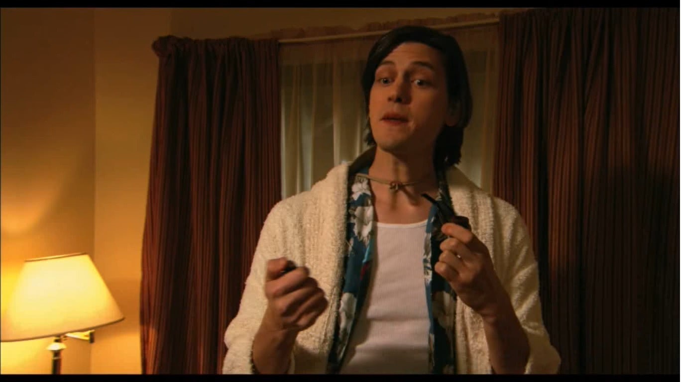 Ator de Miss Março: A Garota da Capa morre após acidente 1 Trevor Moore em cena de Miss Marco A Garota da Capa Reproducao