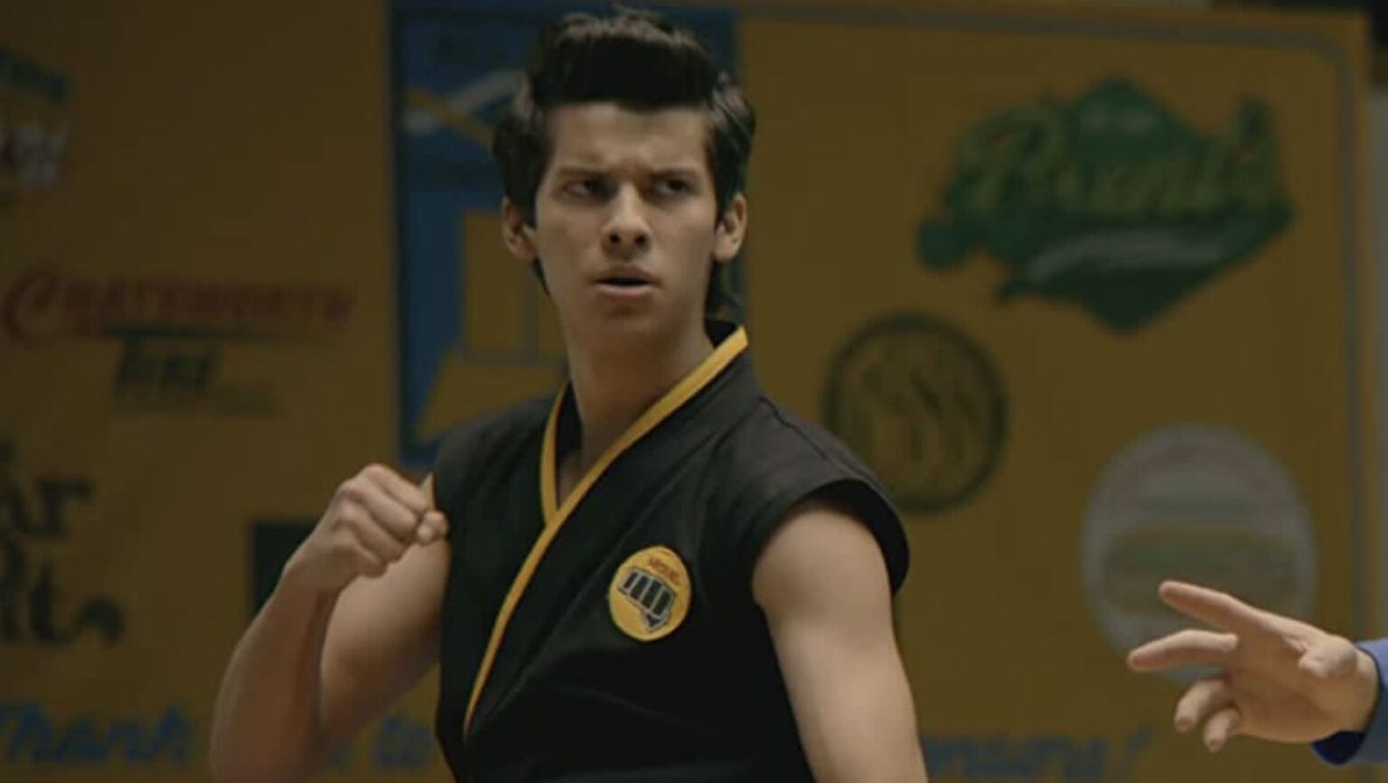 Astro de Cobra Kai é confirmado no filme Besouro Azul da DC Xolo Mariduena em Cobra Kai Reproducao 2