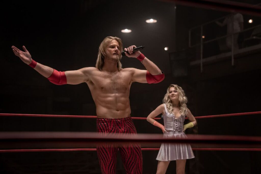 Série de luta livre, Heels se inspirou em mulheres reais para falar de machismo Alexander Ludwig como Ace Spade em Heels (Reprodução / Starz)