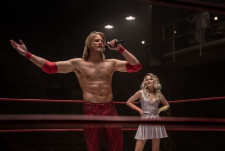 Série de luta livre, Heels se inspirou em mulheres reais para falar de machismo Alexander Ludwig como Ace Spade em Heels (Reprodução / Starz)