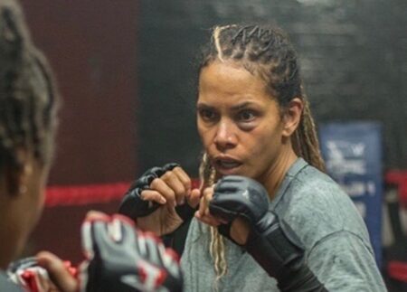 Halle Berry em Bruised (Reprodução)