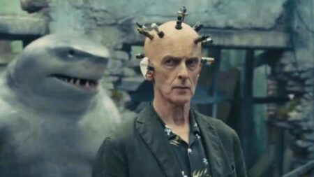 James Gunn compartilha outro visual do Pensador de O Esquadrão Suicida Pensador (Peter Capaldi) em O Esquadrão Suicida (Reprodução / DC)