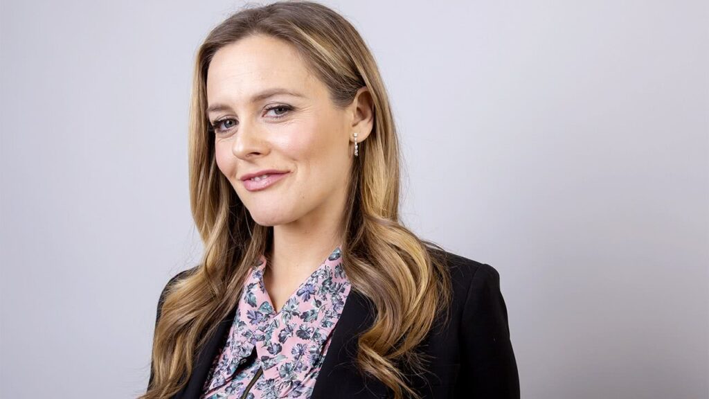 Estrela compara traje de Batgirl de Leslie Grace com o que usou em Batman e Robin Alicia Silverstone