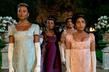 Kate Sharma (Simone Ashley), Lady Danbury (Adjoa Andoh), Mary Sharma (Shelley Conn), e Edwina Sharma (Charithra Chandran) em Bridgerton
