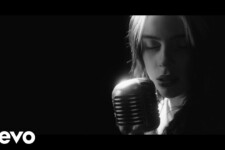 Billie Eilish em clipe de No Time to Die (Reprodução YouTube)