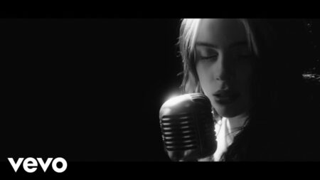 Billie Eilish e seu irmão são convidados para compor a Academia do Oscar Billie Eilish em clipe de No Time to Die (Reprodução YouTube)