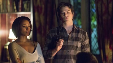 Bonnie (Kat Graham) e Damon (Ian Somerhalder) em The Vampire Diaries (Reprodução)