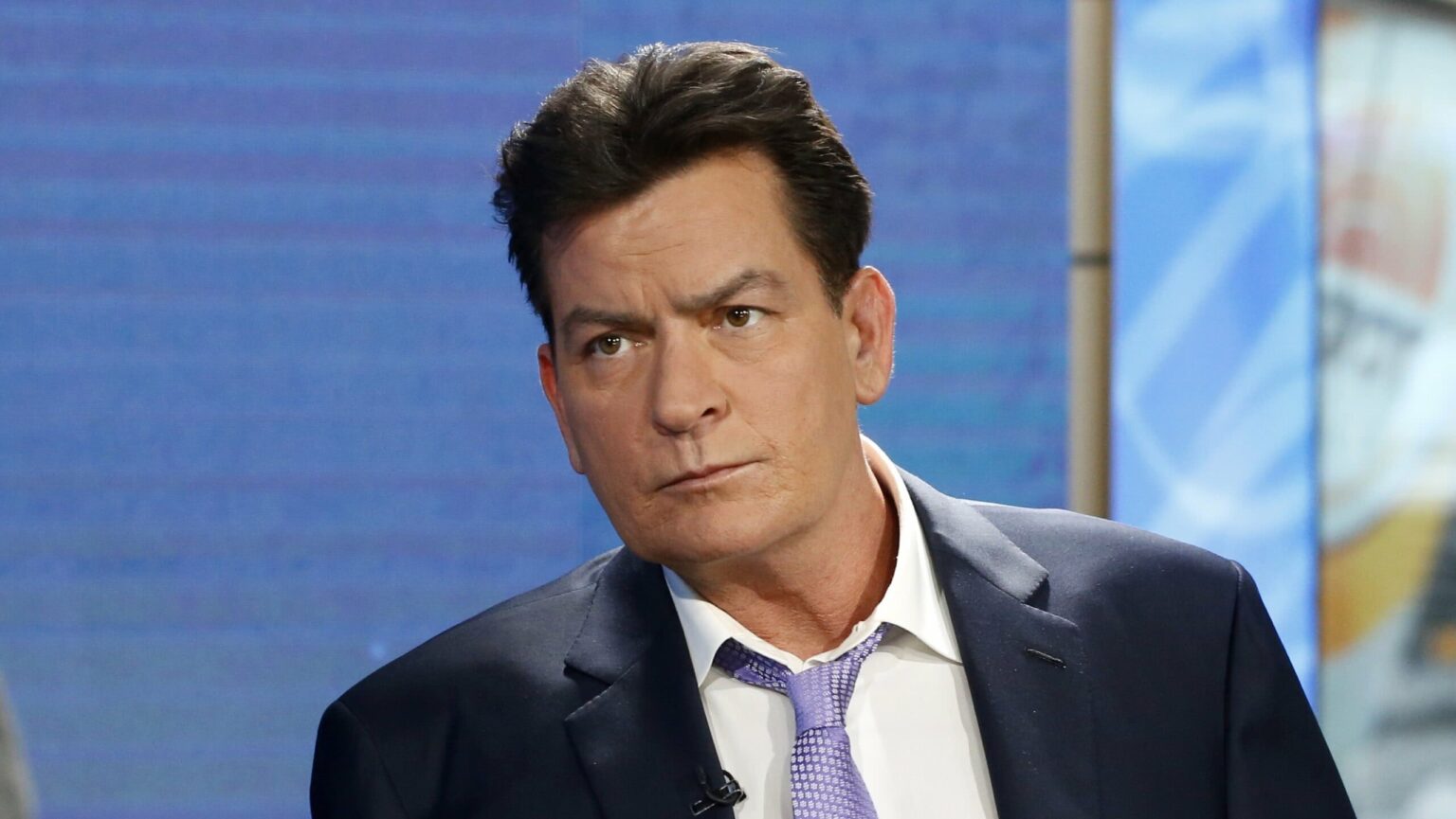 Charlie Sheen vai retornar para a TV em nova série de comédia Charlie Sheen