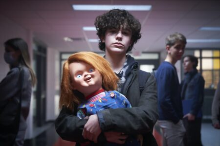 Jake (Zackary Arthur) e Chucky na série Chucky (Reprodução / Syfy)