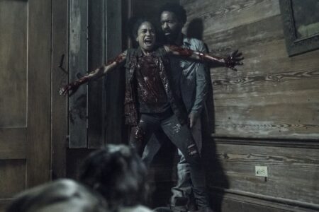 Connie (Lauren Ridloff) e Virgill (Kevin Carroll) em The Walking Dead