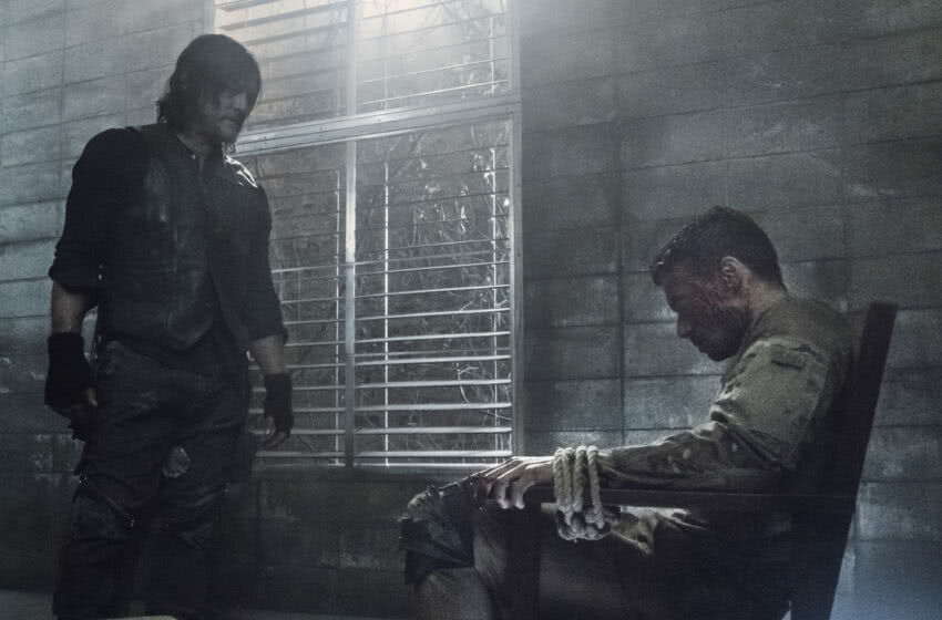 TWD | Diretora explica por que Daryl precisava torturar aliado 2 Daryl (Norman Reedus) e Frost (Glenn Stanton) em The Walking Dead