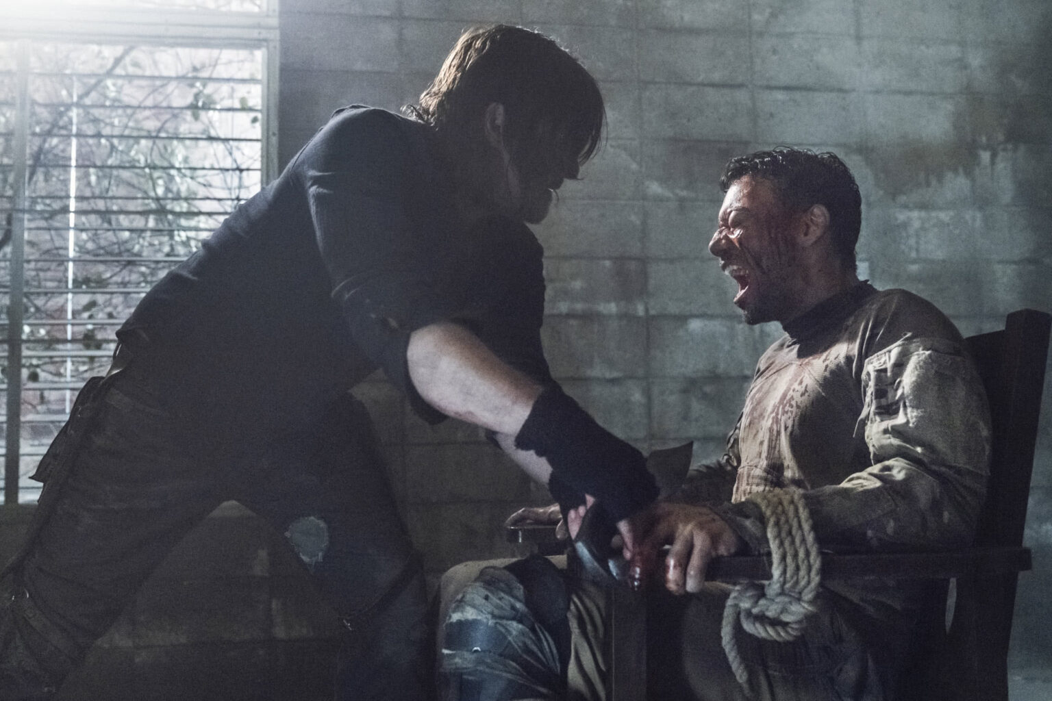 TWD | Diretora explica por que Daryl precisava torturar aliado Daryl (Norman Reedus) e Frost (Glenn Stanton) em The Walking Dead