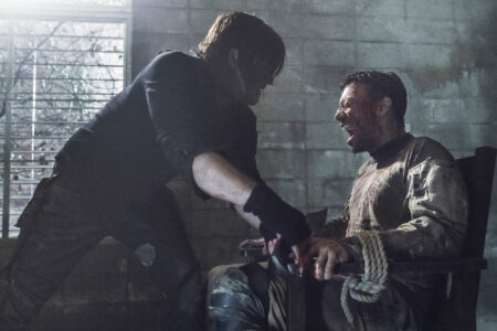 TWD | Diretora explica por que Daryl precisava torturar aliado Daryl (Norman Reedus) e Frost (Glenn Stanton) em The Walking Dead