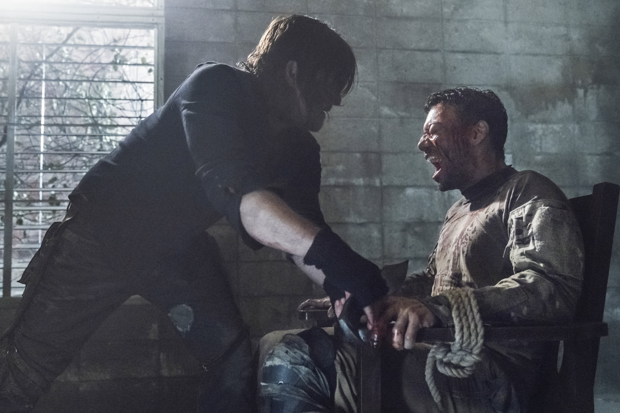 TWD | Diretora explica por que Daryl precisava torturar aliado 1 Daryl (Norman Reedus) e Frost (Glenn Stanton) em The Walking Dead