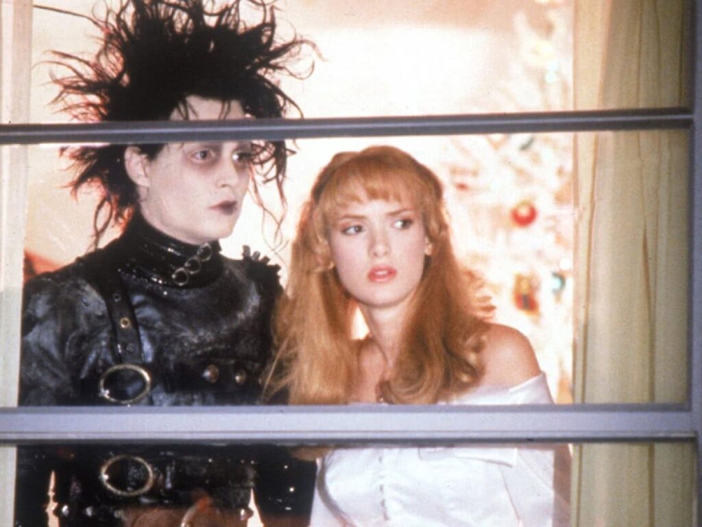 Edward Mãos de Tesoura: como o personagem foi criado Johnny Depp e Wynona Ryder em Edward Mãos de Tesoura (Reprodução)