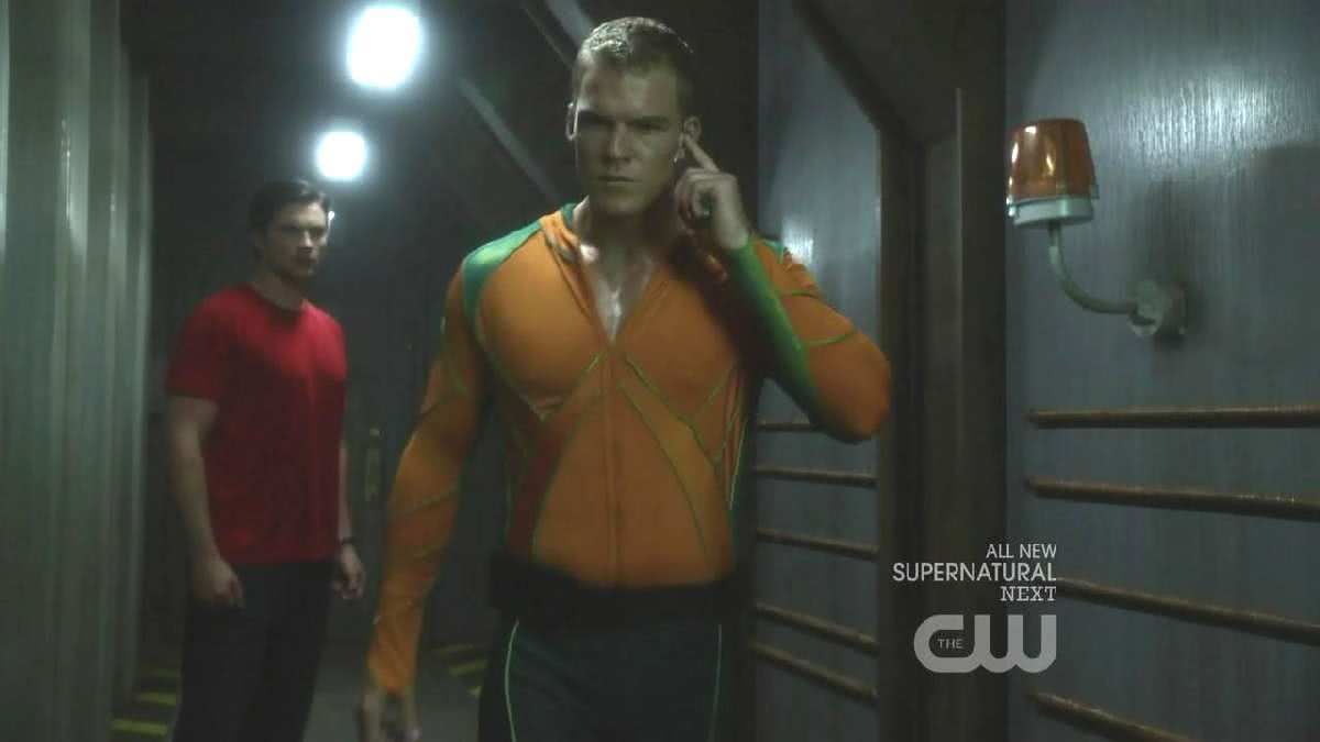 Kent (Tom Welling) e Aquaman (Alan Ritchson) em Smallville (Reprodução)