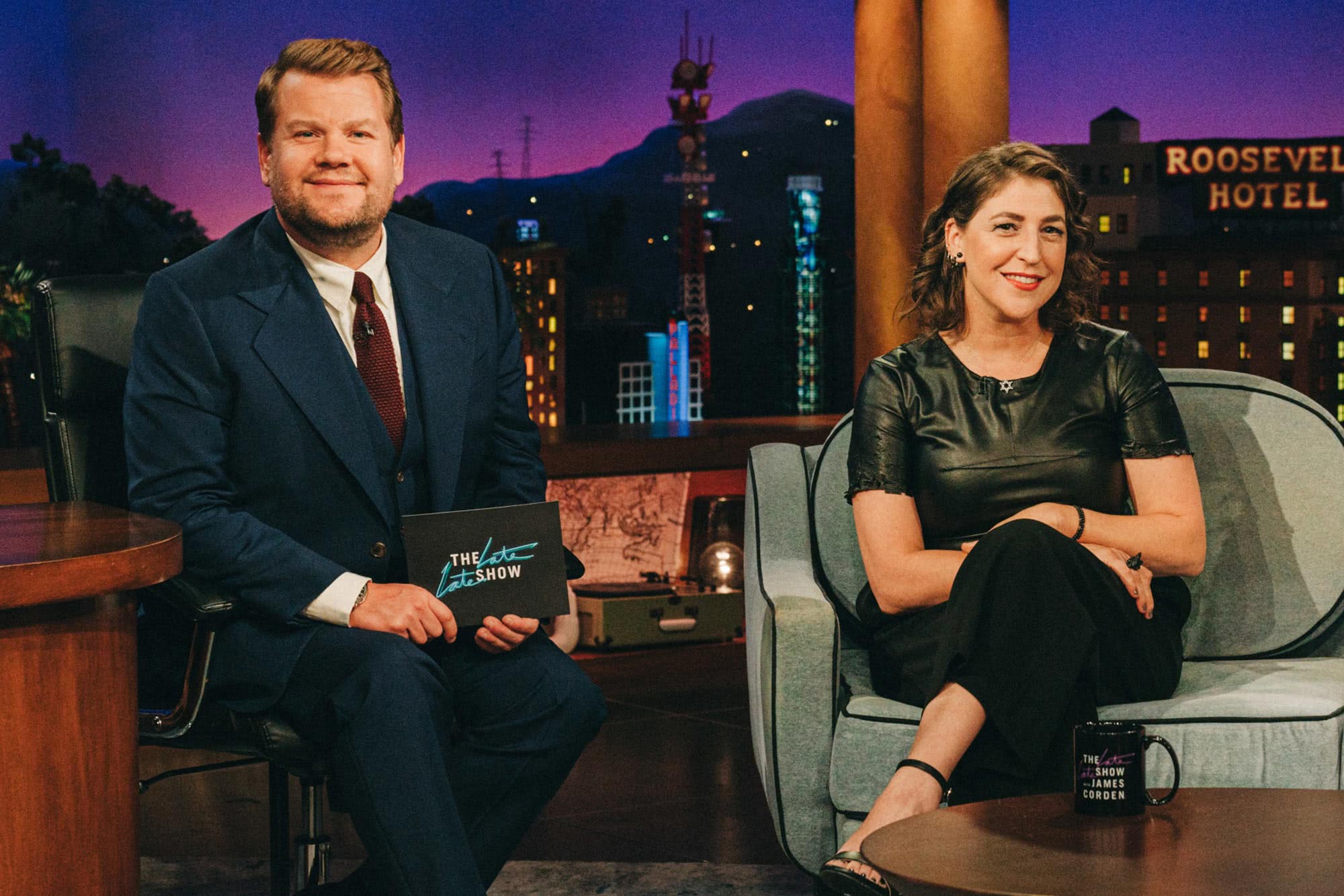 Atriz quase perdeu amizade por não bater palmas para ator famoso 3 Mayim Bialik no Late Late Show