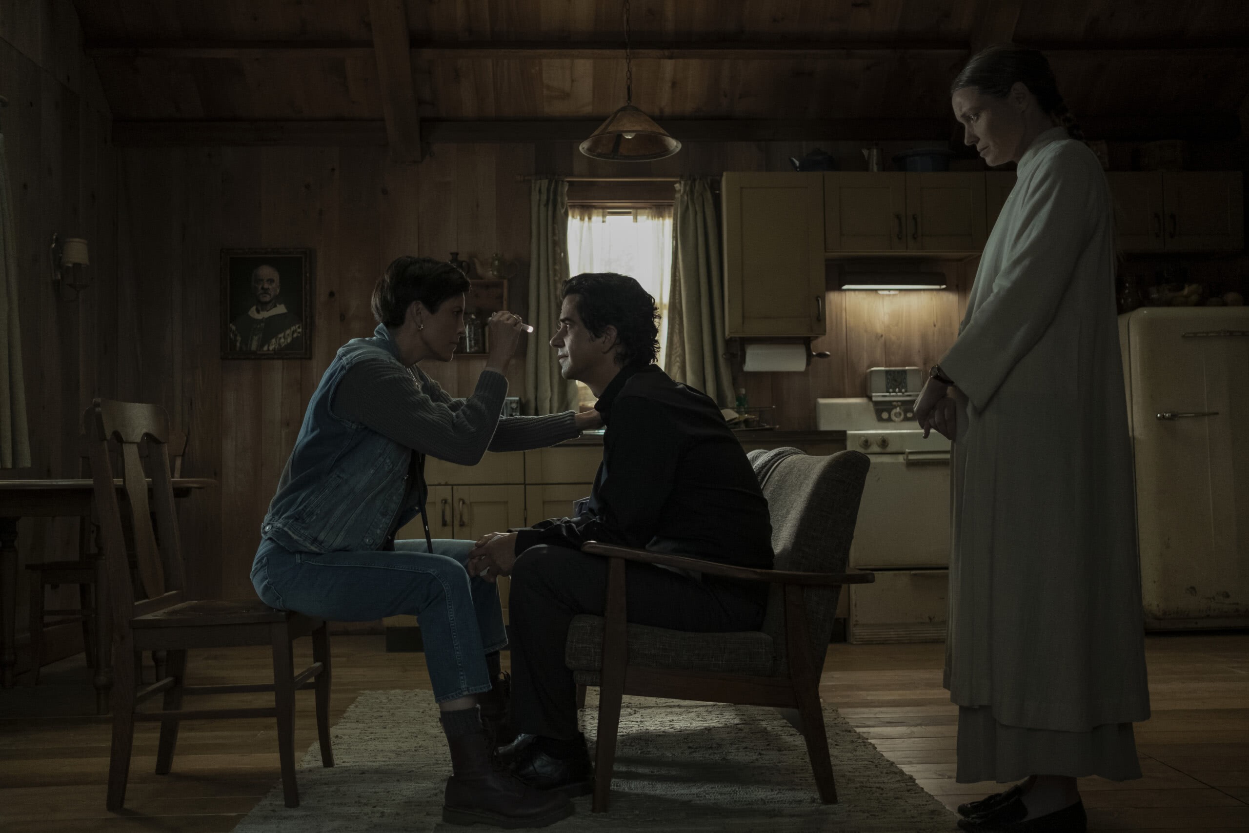 Dra. Sarah Gunning (Annabeth Gish), Padre Paul (Hamish Linklater) e Bev Keane (Samantha Sloyan) em Missa da Meia-Noite