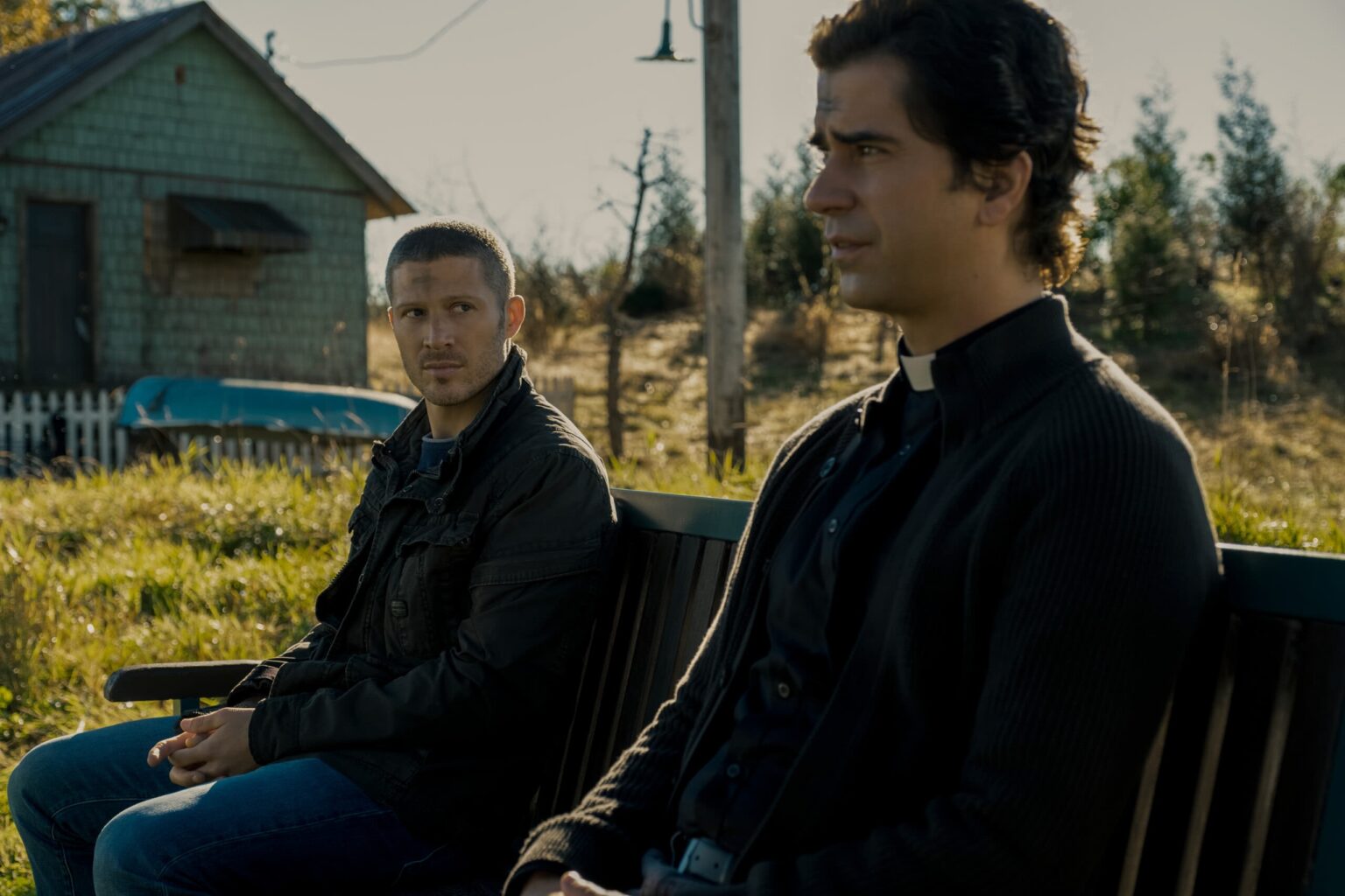 Três reflexões mais profundas sobre morte, vida e religião de Missa da Meia-Noite Riley Flynn (Zach Gilford) e Padre Paul (Hamish Linklater) em Midnight Mass