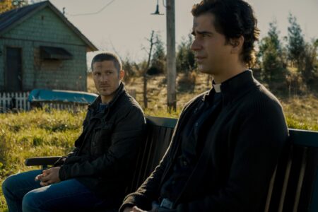 Riley Flynn (Zach Gilford) e Padre Paul (Hamish Linklater) em Midnight Mass