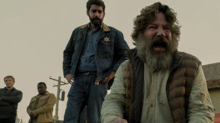 Injustiça! Personagens de Missa da Meia-Noite que mereciam final melhor Rahul Kohli em Midnight Mass 1
