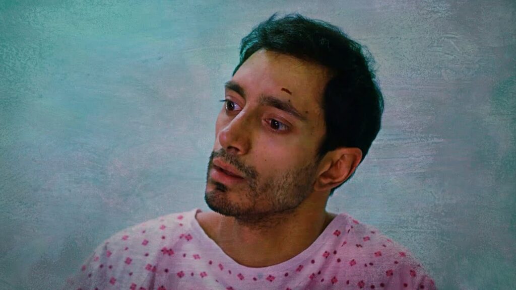 Riz Ahmed explica como um corte de cabelo feio o ajudou a conseguir papel Riz Ahmed em Mogul Mowgli Reproducao 1