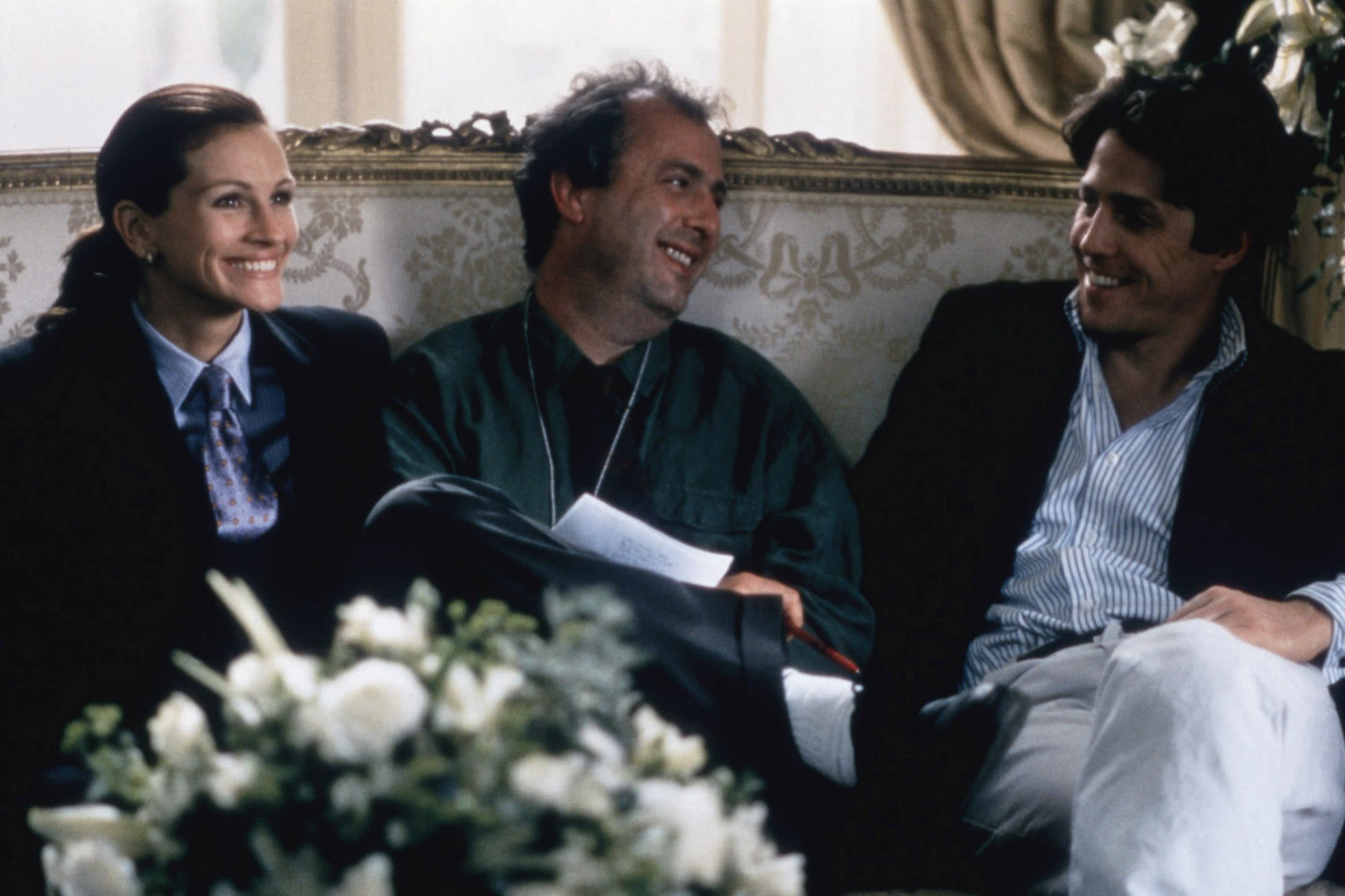 Morre Roger Michell, diretor de Um Lugar Chamado Notting Hill 1 Roger Michell com Julia Roberts e Hugh Grant nos bastidores de Um Lugar Chamado Notting Hill Divulgacao