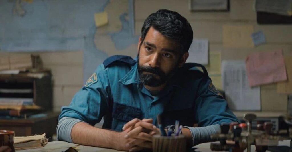 Ator de série de terror da Netflix revela se pode ir para a Marvel Rahul Kohli como xerife Hassan em Missa da Meia-Noite (Reprodução / Netflix)