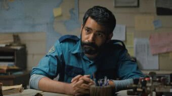 Rahul Kohli como xerife Hassan em Missa da Meia-Noite (Reprodução / Netflix)